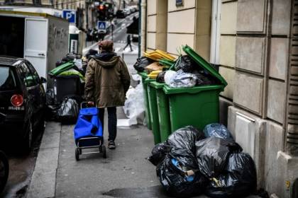 La grève fait déborder les poubelles à Paris et Marseille.jpg La grève fait déborder les poubelles à Paris et Marseille.jpg