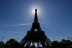 "La Dame est prête": la Tour Eiffel sort enfin d'une longue nuit