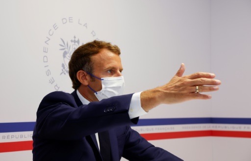 Macron défend la gestion "démocratique" de la crise sanitaire