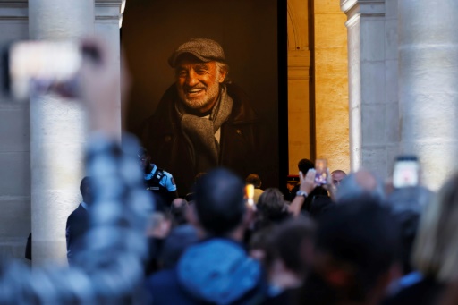 "Magnifique" hommage de la France à Bébel, son "As des as"