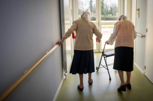 Grand âge : Castex annonce un effort de 400 millions d'euros, priorité au domicile