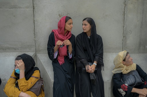 Afghanistan : les talibans laissent les collégiennes et lycéennes revenir en cours