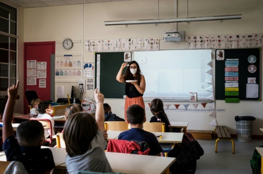 Covid : "un peu plus de 3.000" classes fermées en France, a indiqué Blanquer