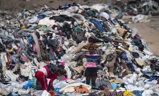 Dans le désert d'Atacama, le cimetière toxique de la mode jetable