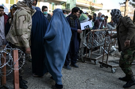 Afghanistan : les talibans interdisent aux femmes de voyager sans être accompagnées