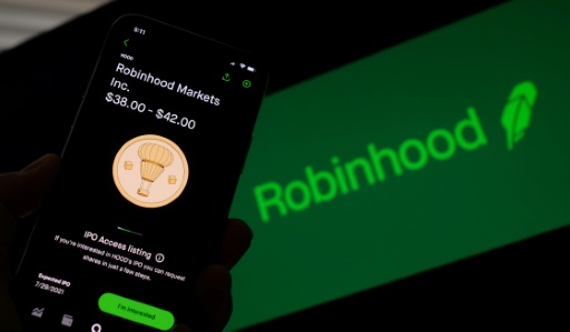 Smartphone en main, la génération Z gagnée par le frisson de l'investissement