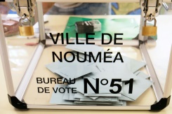 Le maintien du référendum en Calédonie.jpg