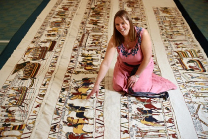 une passionnée reproduit en taille réelle la tapisserie de Bayeux.jpg