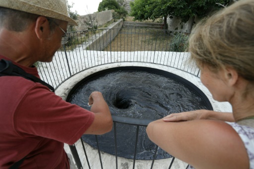 Tourbillon d'Anish Kapoor, lune noire : l'art contemporain en quartier d'été à Bonifacio