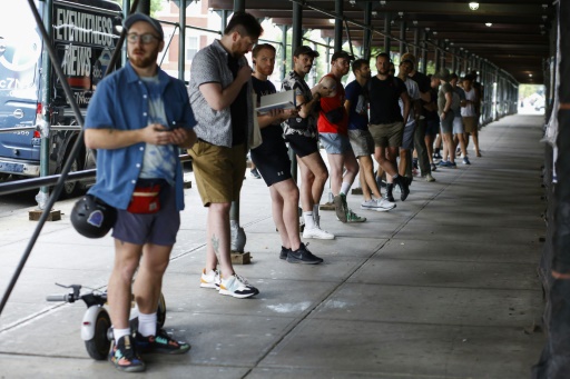 A New York, longues files d'attente pour se faire vacciner contre la variole du singe