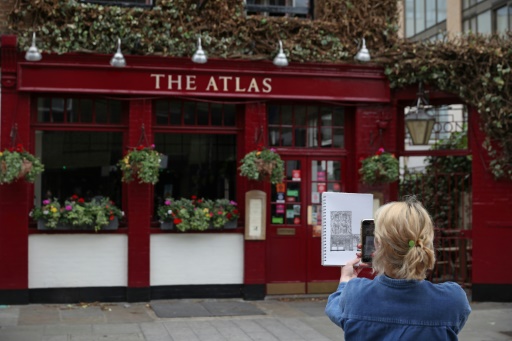 Une artiste croque un par un les milliers de pubs londoniens