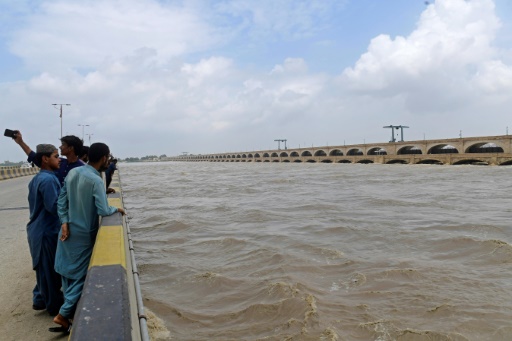 Inondations : le sort de milliers de Pakistanais suspendu à un barrage de l'époque coloniale
