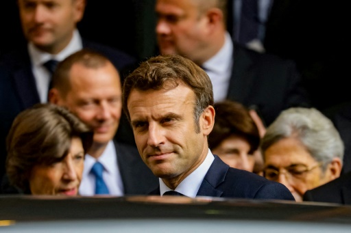 Macron promet une France "plus juste" dans la tempête