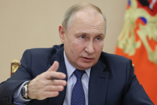 Poutine reconnaît un conflit "long" en Ukraine, relativise le recours à l'arme nucléaire