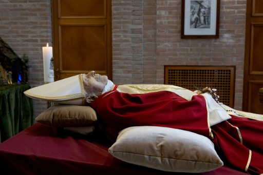 Le corps de Benoît XVI exposé aux fidèles à Saint-Pierre de Rome