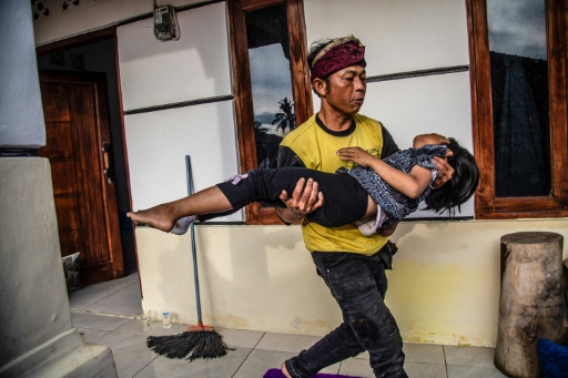 Les secours à la recherche de survivants après le séisme en Indonésie qui a fait 162 morts
