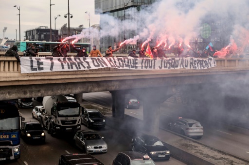 Retraites : les syndicats jouent leurs dernières cartes pour dire "stop" au gouvernement