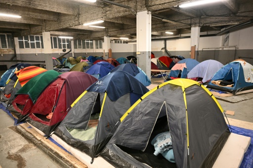 Dans un parking parisien, la survie de migrants à l'abri des regards