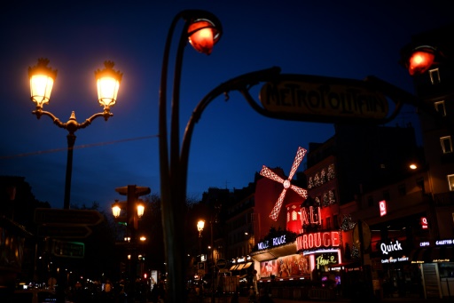 La mairie de Paris demande au Moulin Rouge de ne plus utiliser de serpents