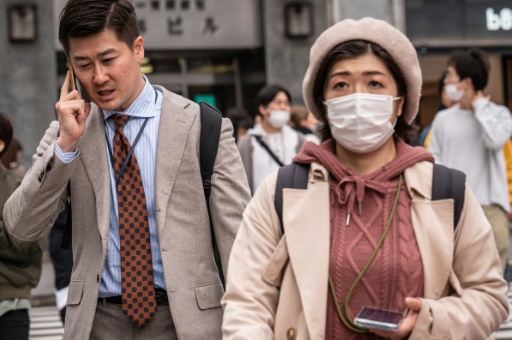 Covid : le Japon tombe le masque, à petits pas