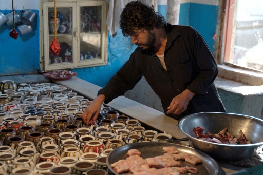 En Afghanistan, les théières exhalent les saveurs du mouton