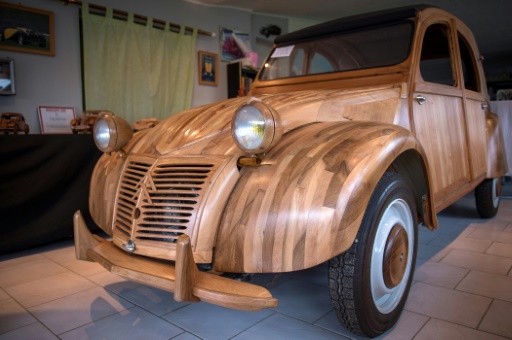 Indre-et-Loire : une 2CV en bois, unique au monde, aux enchères le 4 juin