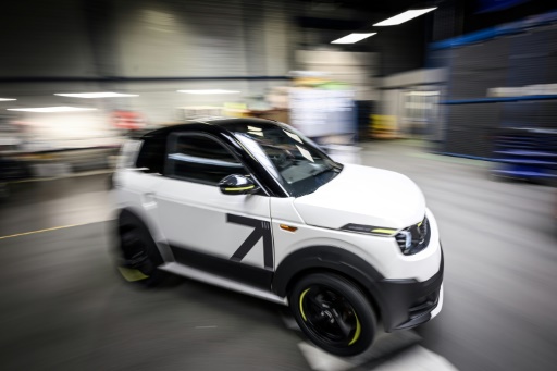 La voiture sans permis cherche à conquérir de nouveaux clients avec l'électrique