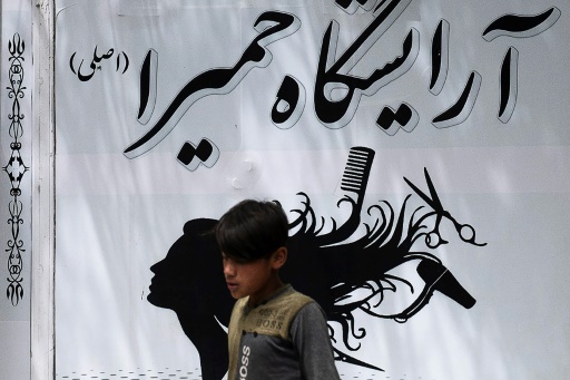 Afghanistan : les autorités talibanes ordonnent la fermeture des salons de beauté