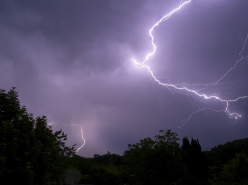 Orages: vigilance rouge levée, des dégâts matériels et des milliers de foyers sans électricité
