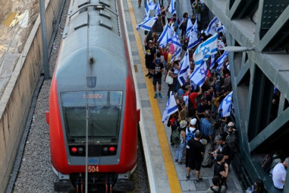 Contre la réforme judiciaire, des milliers d'Israéliens bloquent des gares et des routes.jpg Contre la réforme judiciaire, des milliers d'Israéliens bloquent des gares et des routes.jpg
