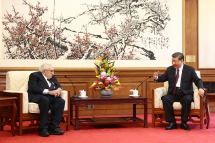 Xi reçoit Kissinger, salué en Chine comme un.jpg