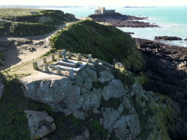 Sur un îlot de Saint-Malo, l'érosion menace la tombe de Chateaubriand.jpg Sur un îlot de Saint-Malo, l'érosion menace la tombe de Chateaubriand.jpg