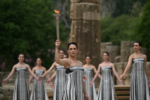 JO-2024 : le relais de la flamme olympique a commencé après son allumage en Grèce