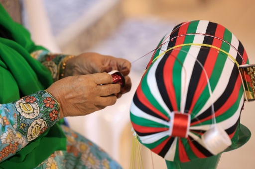 Aux Emirats, des femmes perpétuent l'art de la broderie traditionnelle