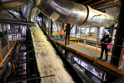 Un ouvrier surveille la pulpe de betterave sur un tapis roulant sur le site de la sucrerie du groupe Cristal-Union à Villers-Faucon, dans la Somme, le 4 novembre 2020 Un ouvrier surveille la pulpe de betterave sur un tapis roulant sur le site de la sucrerie du groupe Cristal-Union à Villers-Faucon, dans la Somme, le 4 novembre 2020