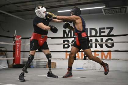 Le boxeur français en situation de handicap Pierre-Mickaël Hugues (g) s'entraîne avec l'ancien champion poids lourd français Christophe Mendy, le 5 décembre 2024 à New York Le boxeur français en situation de handicap Pierre-Mickaël Hugues (g) s'entraîne avec l'ancien champion poids lourd français Christophe Mendy, le 5 décembre 2024 à New York