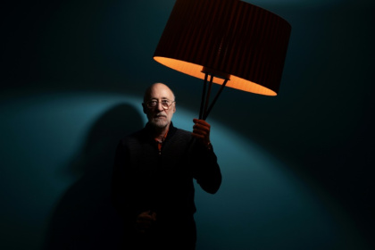 Le concepteur lumière Roger Narboni, à l'origine du concept de trame noire, le 13 décembre 2024 à Paris Le concepteur lumière Roger Narboni, à l'origine du concept de trame noire, le 13 décembre 2024 à Paris