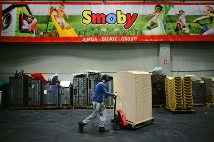 Un employé travaille dans l'usine du fabricant français de jouets Smoby à Arinthod, le 28 novembre 2024 dans le Jura Un employé travaille dans l'usine du fabricant français de jouets Smoby à Arinthod, le 28 novembre 2024 dans le Jura