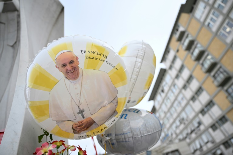 Le pape François reste dans un état critique mais en "légère amélioration"