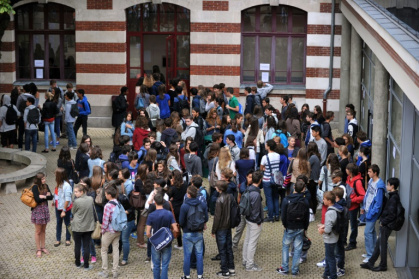 Une enquête a été ouverte pour tentative d'assassinat après des tirs visant le domicile d'une conseillère principale d'éducation (CPE) d'un collège de Juvisy-sur-Orge (Essonne) Une enquête a été ouverte pour tentative d'assassinat après des tirs visant le domicile d'une conseillère principale d'éducation (CPE) d'un collège de Juvisy-sur-Orge (Essonne)