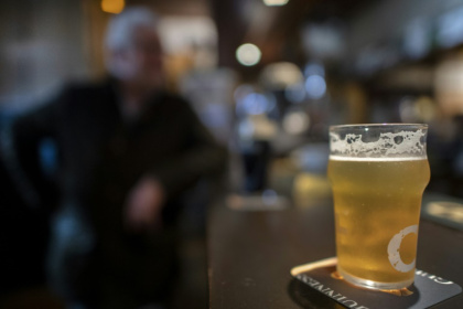 Pour relever le "défi de janvier" ("dry January") ou par simple curiosité, de plus en plus de Français sont tentés par les boissons sans alcool Pour relever le "défi de janvier" ("dry January") ou par simple curiosité, de plus en plus de Français sont tentés par les boissons sans alcool