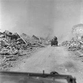 Une jeep alliée circule dans les rues de Royan, détruite, en avril 1945, en Charente-Maritime Une jeep alliée circule dans les rues de Royan, détruite, en avril 1945, en Charente-Maritime