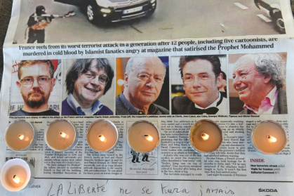 Hommage aux dessinateurs de Charlie Hebdo assassinés lors d'un rassemblement à Marseille, le 8 janvier 2015 Hommage aux dessinateurs de Charlie Hebdo assassinés lors d'un rassemblement à Marseille, le 8 janvier 2015