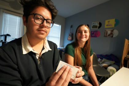 Oscar Silva avec sa femme Natalie Taylor, à Denton, dans l'Etat américain du Texas, le 8 décembre 2024 Oscar Silva avec sa femme Natalie Taylor, à Denton, dans l'Etat américain du Texas, le 8 décembre 2024