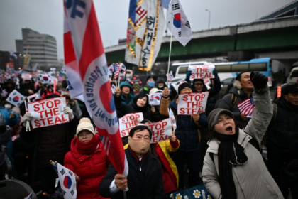 Des partisans du président sud-coréen Yoon Suk Yeol manifestent devant sa résidence à Séoul le 6 janvier 2025 Des partisans du président sud-coréen Yoon Suk Yeol manifestent devant sa résidence à Séoul le 6 janvier 2025