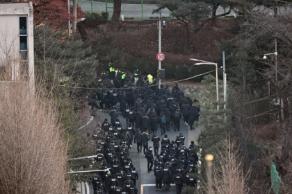 Les forces de l'ordre pénètrent dans la résidence du président déchu Yoon Suk Yeol à Séoul le 15 janvier 2025 Les forces de l'ordre pénètrent dans la résidence du président déchu Yoon Suk Yeol à Séoul le 15 janvier 2025