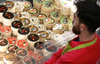 Les références à la Normandie sur les boîtes de camembert, qu'elles soient écrites ou graphiques, sont réservées aux fromages bénéficiant de l'appellation d'origine protégée (AOP) "Camembert de Normandie", a jugé la cour administrative d'appel de Nantes Les références à la Normandie sur les boîtes de camembert, qu'elles soient écrites ou graphiques, sont réservées aux fromages bénéficiant de l'appellation d'origine protégée (AOP) "Camembert de Normandie", a jugé la cour administrative d'appel de Nantes