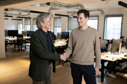 Le PDG de l'AFP Fabrice Fries (gauche) et le fondateur de Mistral au siège de la start-up à Paris le 15 janvier 2025 Le PDG de l'AFP Fabrice Fries (gauche) et le fondateur de Mistral au siège de la start-up à Paris le 15 janvier 2025
