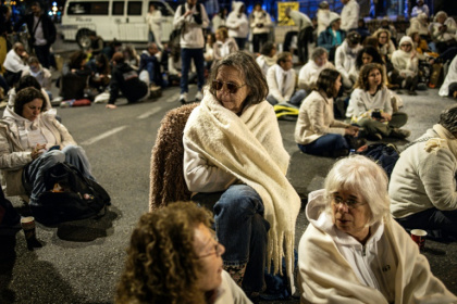 Des proches d'otages retenus à Gaza participent à un sit-in devant la résidence du Premier ministre israélien Benjamin Netanyahu à Jérusalem, le 15 janvier 2025 Des proches d'otages retenus à Gaza participent à un sit-in devant la résidence du Premier ministre israélien Benjamin Netanyahu à Jérusalem, le 15 janvier 2025