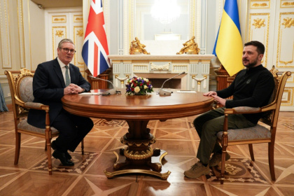 Le Premier ministre britannique Keir Starmer (à gauche) et le président ukrainien Volodymyr Zelensky (à droite) lors d'une réunion à Kiev le 16 janvier 2025. Le Premier ministre britannique Keir Starmer (à gauche) et le président ukrainien Volodymyr Zelensky (à droite) lors d'une réunion à Kiev le 16 janvier 2025.